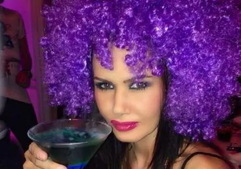 A fost la un PAS DE MOARTE, iar acum se DISTREAZĂ PE RUPTE! Iată cum a chefuit Oana Zăvoranu de Revelion! FOTO