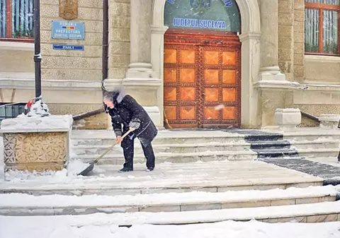 La Suceava nu mai sunt bărbaţi? Au pus două bătrâne să dea zăpada!