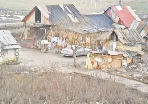 Ce-ţi cumperi când casa stă să cadă pe tine? Rromii din Baia Mare au găsit răspunsul