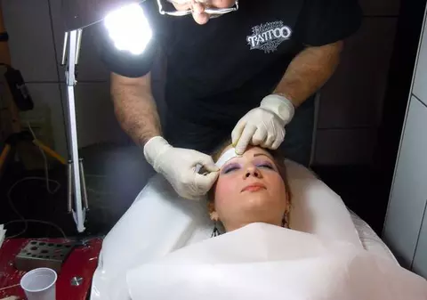 Miss Facebook s-a dus să-şi facă un tatuaj şi uite cu ce a iesit din salon!