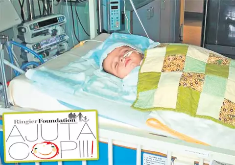 Cristi trebuie operat la ochi în SUA. Băieţelul a scăpat de atrezia esofagiană, dar riscă să orbească