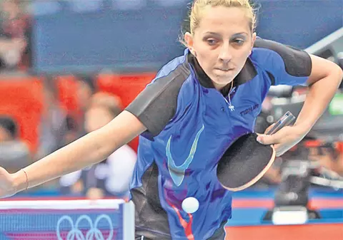 Eliza Samara n-are timp să mănânce!