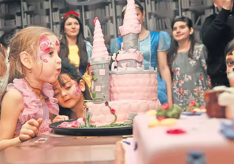 Irinuca a împlinit ieri 6 anişori şi a fost sărbătorită de tatăl ei, Irinel, şi de mai multe prietene