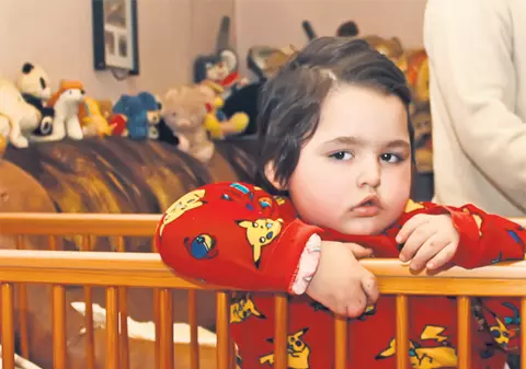 Darius, un băieţel din Dorohoi, are 45 de kile la doar 3 ani!