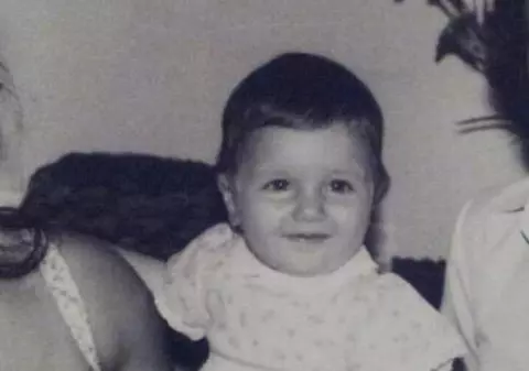 FETIŢA asta mică e acum o CÂNTĂREAŢĂ TALENTATĂ. Ghiceşti cine ar putea fi?