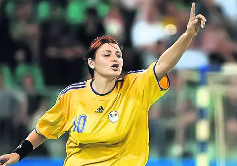 Handbalista Alina Dobrin, susţinută de colegele de echipă la procesul de divorţ