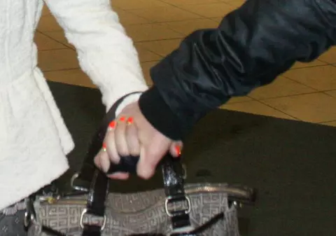 KEO, ţi-e teamă că o pierzi? Uite ce strâns O ŢINE DE MÂNĂ pe ANDREEA BĂLAN! | FOTO
