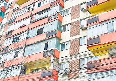 ȘOCANT: Mamă și trei copii, SECHESTRAȚI ani de zile într-un apartament