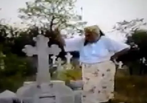 RĂSU'-PLÂNSU'. O bătrână ”o rupe” pe manele, în timp ce dansează pe mormântul soțului! VIDEO