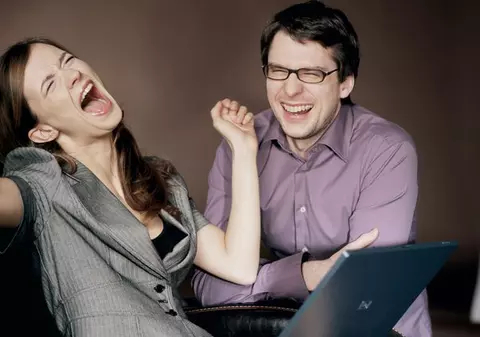 STUDIU: FUSTELE SCURTE și BLUZELE DECOLTATE ar trebui INTERZISE la birou, conform bărbaților