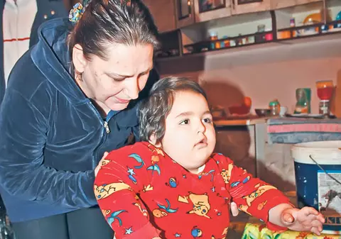 Nu au bani să facă naveta la tratament | Băieţelul de trei ani care are 45 de kilograme ar putea fi ajutat într-un centru din Botoşani, dar familia nu-şi permite costurile