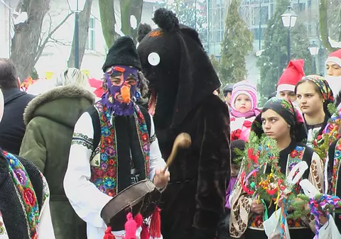 INCIDENTE LA COLINDAT!Un copil a ajuns la spital cu arsuri după ce costumaţia de urs i-a luat foc