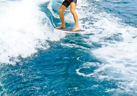 Dani Oţil, fără Mihaela în Filipine! S-a dat cu zmeul în insulele Boracay şi a luat masa la restaurantul unor români stabiliţi în Asia