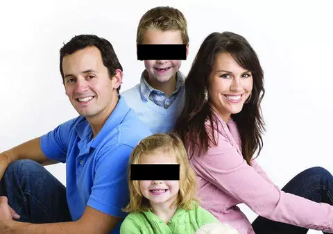 Familia curcubeu! Au patru copii total diferiţi