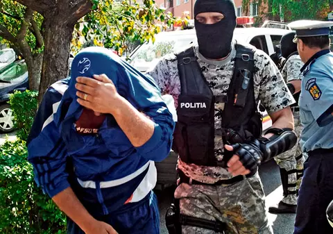 Trei români au furat, în Italia, două tone de haine de lux | Au şterpelit costume Armani de două milioane de euro