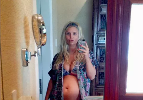 S-a chinuit să dea jos kilogramele acumulate după prima naştere, când a aflat că este ÎNSĂRCINATĂ DIN NOU! Iată cum arată ACUM Jessica Simpson!