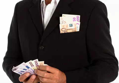 Un român câştigă 19.200 de euro/lună!