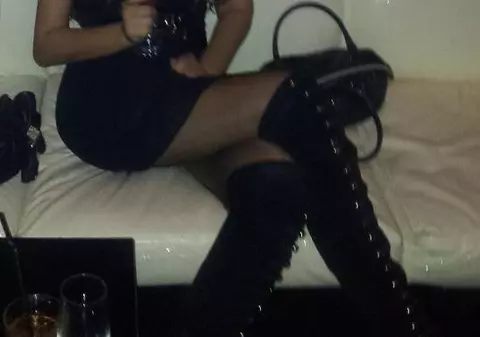 Bruneta cu silicoane, care s-a pozat cu Botezatu în club! Ai văzut-o la tv! O recunoşti? FOTO