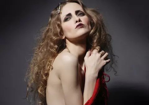 Iulia Albu și-a luat GĂINĂ de COMPANIE: "E mai bine 'îmbrăcată" decât multe dintre vedetele de pe plaiurile mioritice"