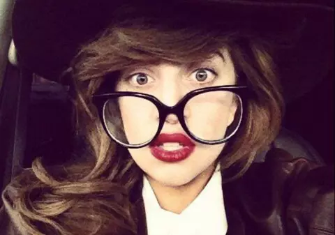 Dacă ți-am spune cine e vedeta din poză, nu ne-ai crede! Tu o recunoști?