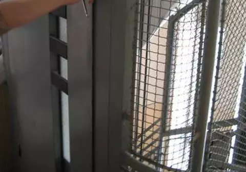 Adolescentă de 14 ani, TÂLHĂRITĂ în LIFTUL blocului în care locuia