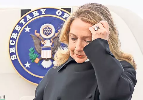 Hillary Clinton are un cheag între creier şi cutia craniană, o COMPLICAŢIE FOARTE NEOBIŞNUITĂ