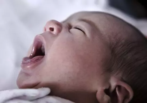 Nu a mai ajuns la spital din cauza viscolului! O femeie A NĂSCUT în MAȘINA POMPIERILOR