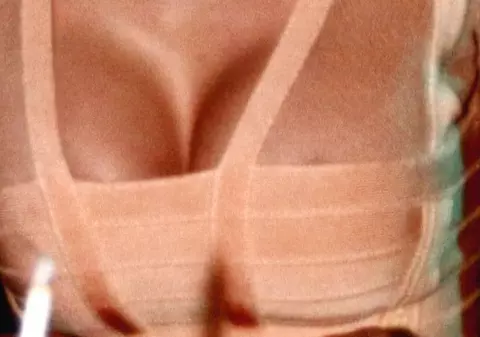 O fostă asistentă TV, CU SFÂRCURILE LA VEDERE, în public! Uite cum s-a îmbrăcat, pentru A ATRAGE TOATE PRIVIRILE | FOTO