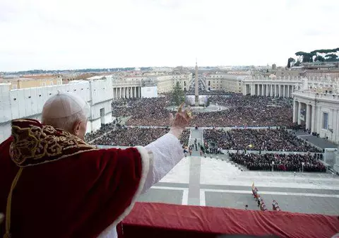 Nu a reuşit de Crăciun şi a vrut să se răzbune de Anul Nou! Un român a încercat să PERTURBE predica lui Papa Benedict al XVI-lea 