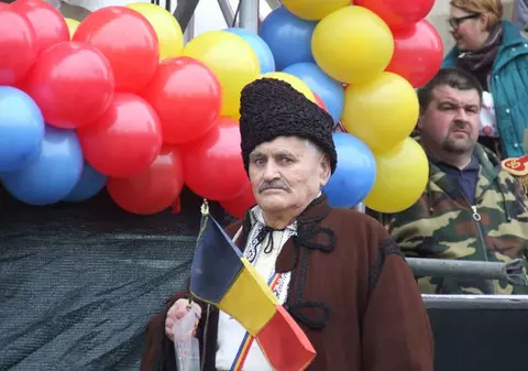 Are 77 de ani şi este cel mai cunoscut participant la Zilele Unirii. Îl recunoaşteţi?