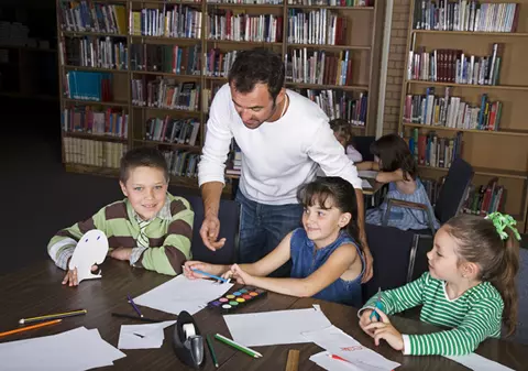 Învăţătorii şi educatorii, trimişi la şcoală cu forţa