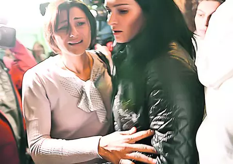 Handbalista Alina Dobrin a izbucnit în plâns ieri, după patru ore de audieri în procesul de divorţ intentat de soţul ei, care o acuză că l-a înşelat cu o colegă de la CSM Bucureşti: «Să mă judece mamele!»