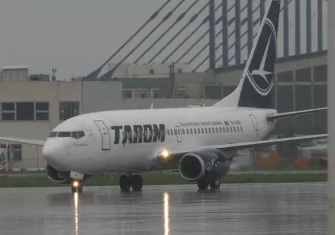 Un avion Tarom cu 38 de persoane la bord a fost LOVIT de FULGER