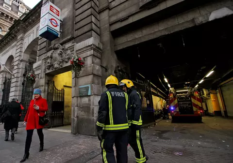 Un tren a luat foc în Londra. Gara Victoria a fost evacuată