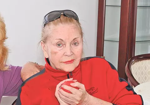 A lăsat-o pe Zina la azil, de Sărbători! Cătălin Negreanu a preferat să plece la schi, în Elveţia, decât s-o ia câteva zile pe mama lui acasă