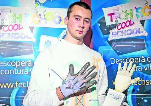 Un botoșănean de 18 ani revoluționează chirurgia cu mâna bionică