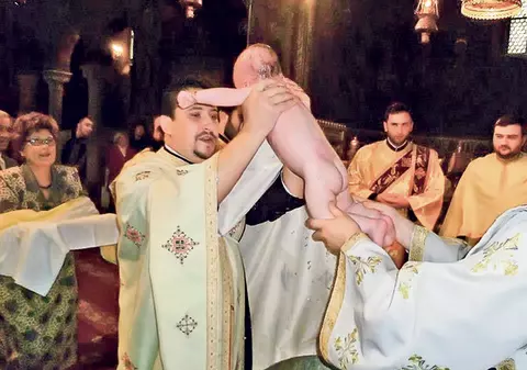 Un popă făcea trafic cu etnobotanice ascunse în cărţi!