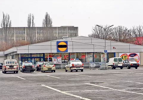 Trei hoţi cu cagule pe faţă au jefuit un supermarket din Capitală