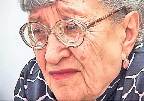 Aproape oarbă, cântăreaţa Ileana Constantinescu nu mai poate ieşi din casă