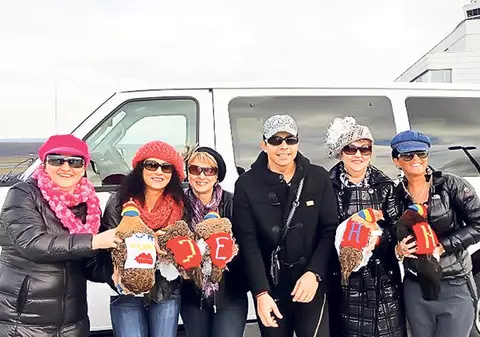 Jean de la Craiova, aşteptat pe aeroport cu 5 găini