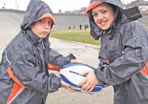 Dorm cu balonul în mâini şi mănâncă rugby pe pâine! VIDEO