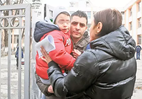 Handbalista Alina Dobrin şi-a luat copilul de la şcoală împreună cu soţul! V-aţi împăcat de dragul băiatului?