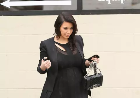 Are milioane în conturi şi o stilistă personală, însă apariţiile ei sunt UN DEZASTRU! Iat-o pe Kim Kardashian cum arată! FOTO