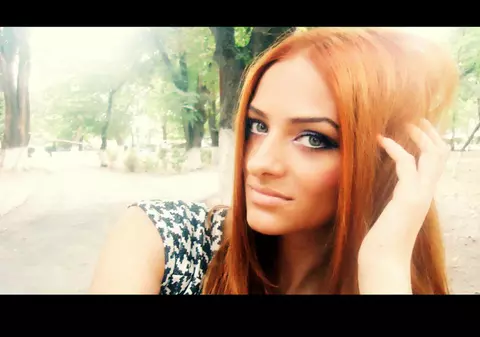 A fost COMPARATĂ mereu cu Bianca Drăguşanu, însă NATURALEŢEA ei i-a adus un CONTRACT EXTREM DE RÂVNIT cu Versace! FOTO