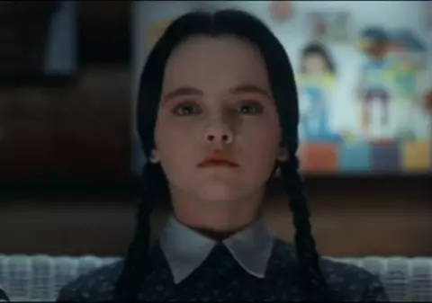 Ţi-o mai aminteşti pe micuţa din Familia Addams? Acum actriţa are 33 de ani şi tocmai s-a LOGODIT! FOTO