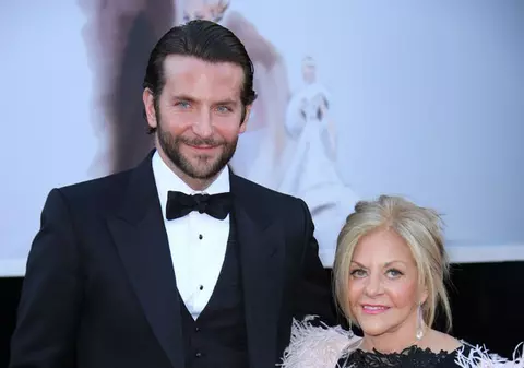 Este unul dintre CEI MAI RÂVNIŢI BURLACI ai planetei, însă a venit la Gala Oscar cu...MAMA! FOTO