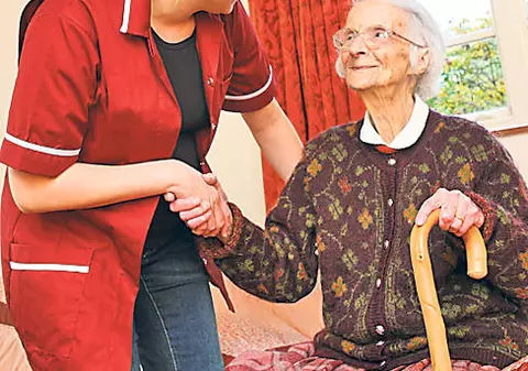 Românii trăiesc cu cinci ani mai puţin decât ceilalţi europeni