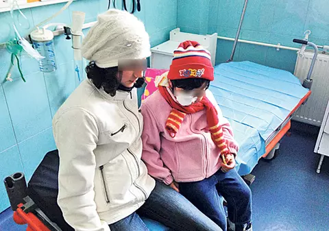 Caz şocant în judeţul Botoşani! O fetiţă de 4 ani a fost lovită de sora ei cu un cuţit în ochi