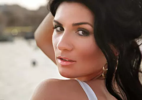 Află ritualul zilnic de frumuseţe al artistei Ellie White