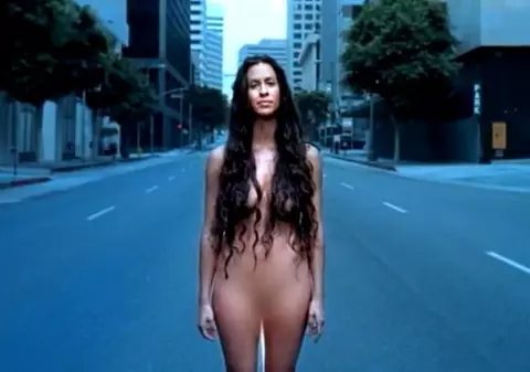 Îți mai amintești de Alanis Morissette? Cântăreața este greu de recunoscut la 38 de ani - FOTO